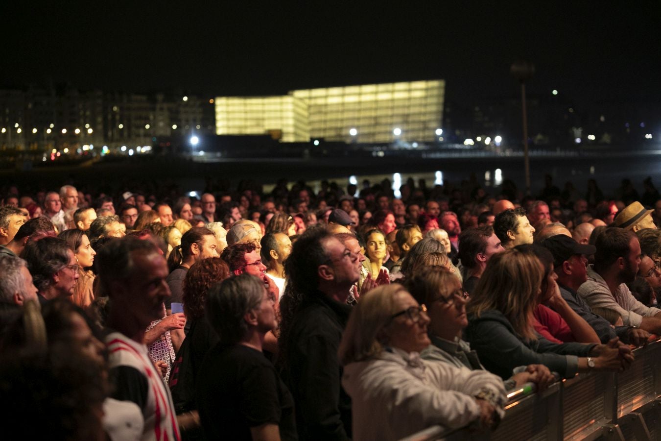 La explanada de Sagüés volvió a quedarse pequeña y los asistentes pudieron disfrutar en vivo de grandes clásicos. 