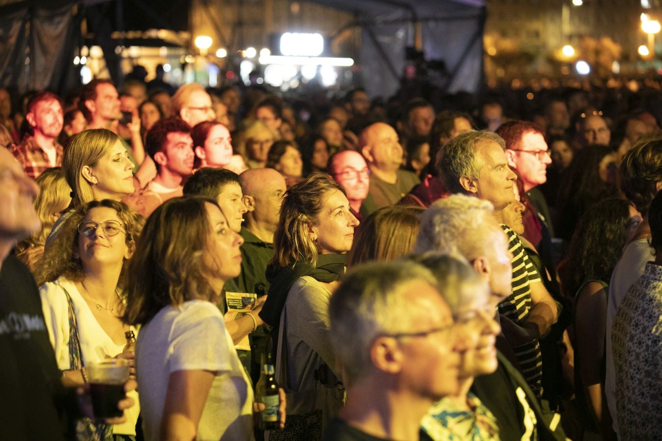 La explanada de Sagüés volvió a quedarse pequeña y los asistentes pudieron disfrutar en vivo de grandes clásicos. 