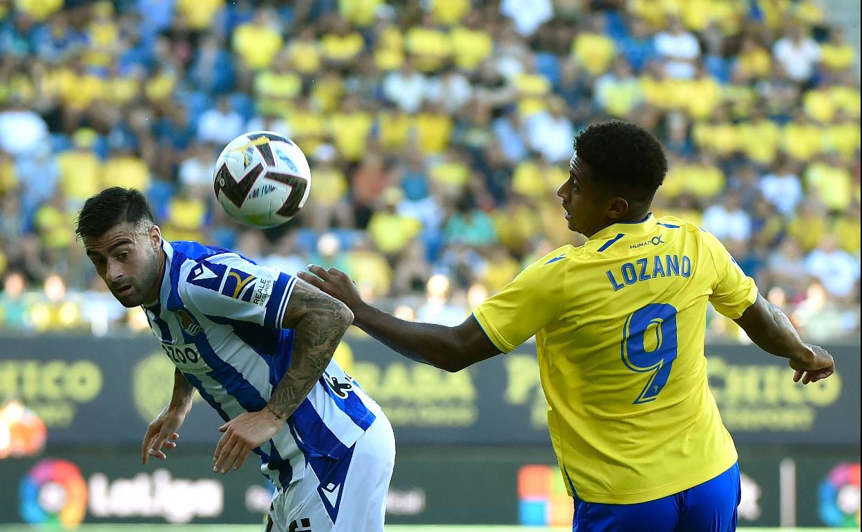 Diego Rico pugna con el Choco Lozano por un balón en el Nuevo Mirandilla de Cádiz 