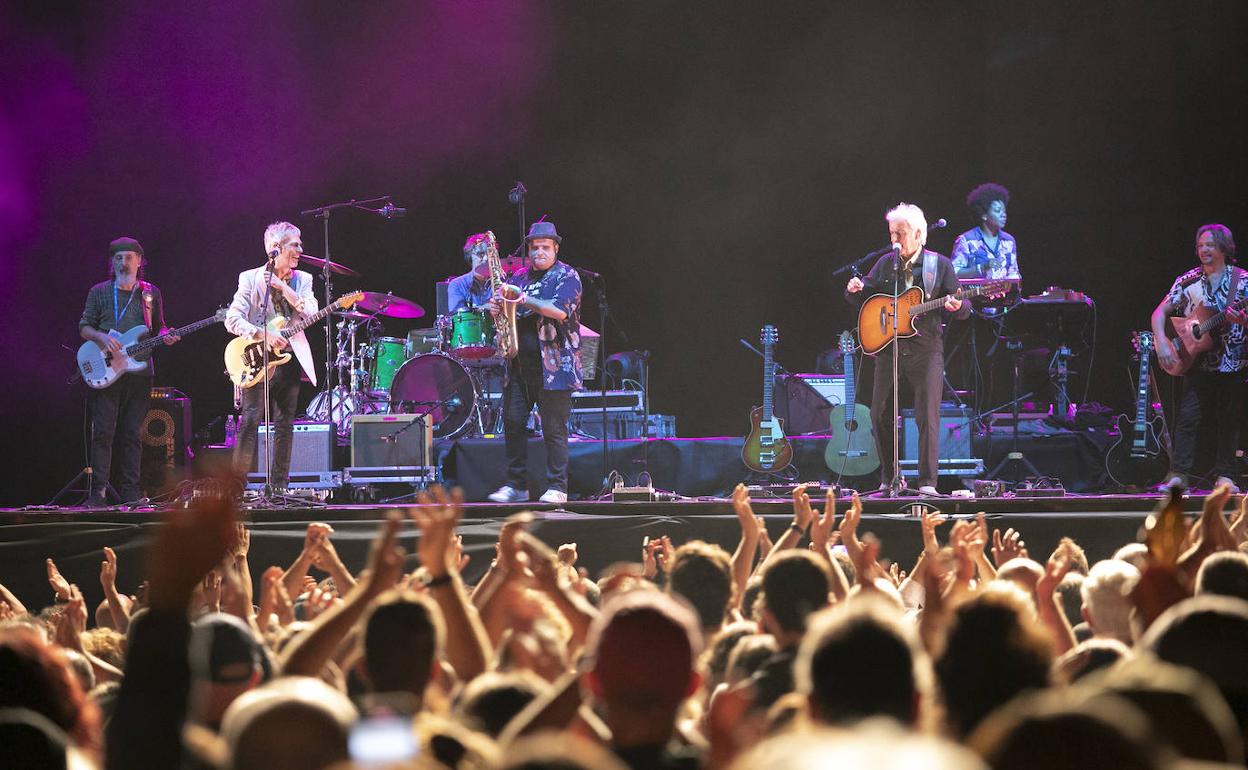 Ariel Rot, Luis Mari 'Pirata' y Kiko Veneno con su banda, anoche en Sagüés. 