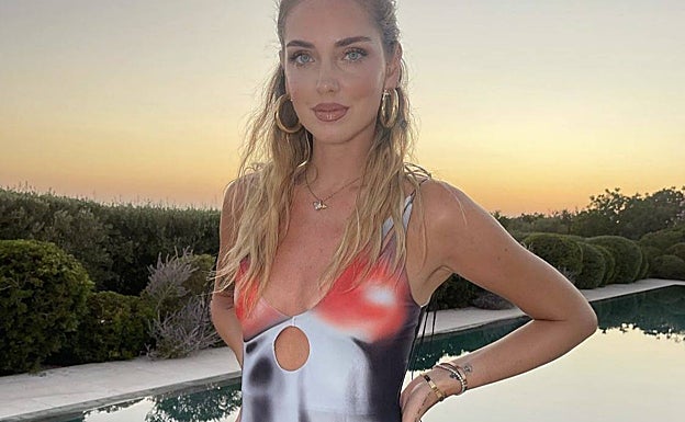La 'influencer' italiana luce un minivestido 'cut-out' en tonalidades blancos, rojos y negros. 