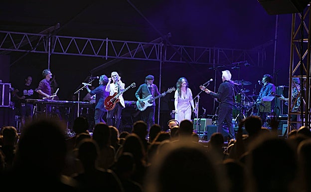 Los txalapartaris Oreka Tx y la cantante Olatz Salvador también fueron invitados por los dos anfitriones. 