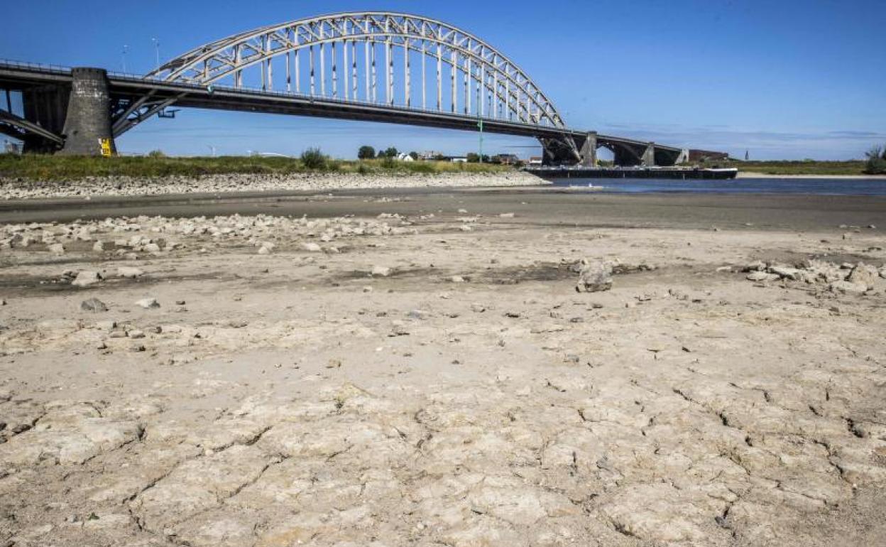 Río Waal en Países Bajos.