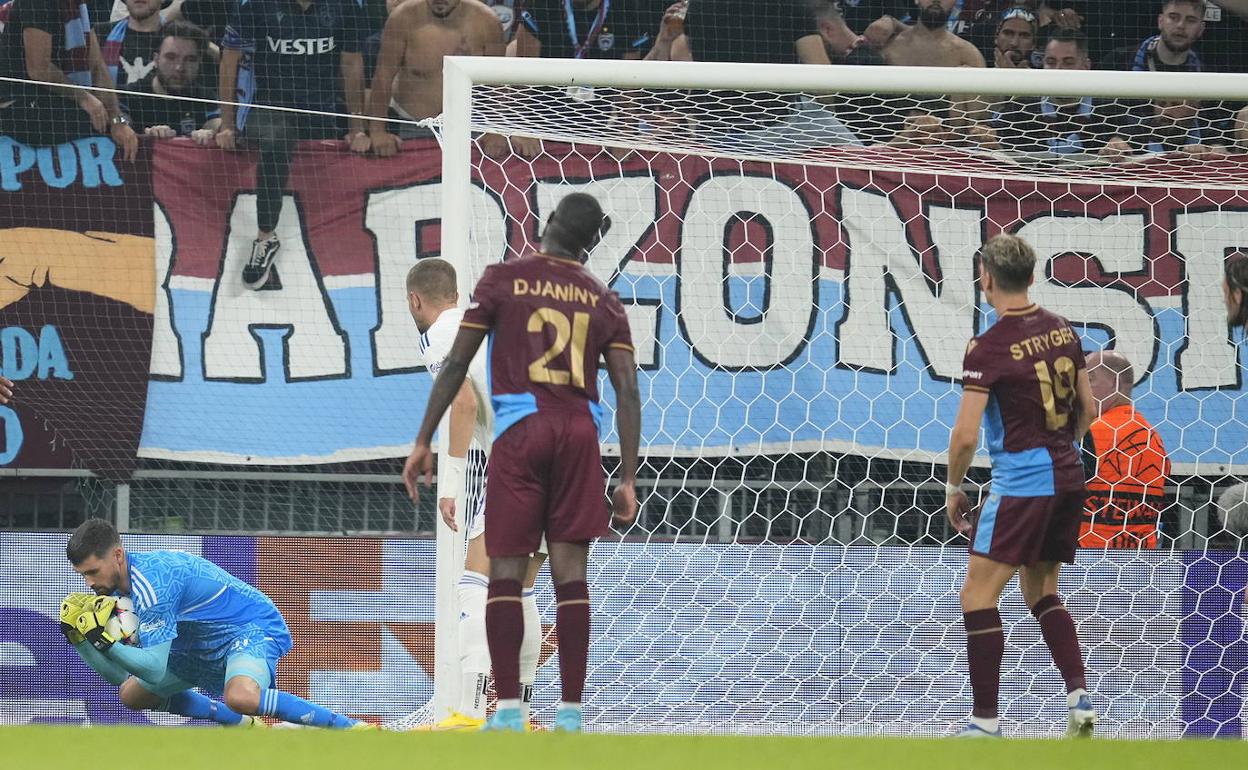 Matheuw Ryan atrapa un balón durante el partido. 