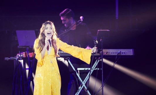 Ana Guerra durante su actuación hoy sábado en el concierto solidario «Más fuertes que el volcán». 