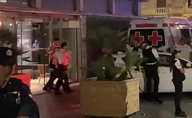 Intervención de la policía anoche en las inmediaciones del Kursaal en la que detuvieron a una persona sospechosa de cometer pinchazos. 