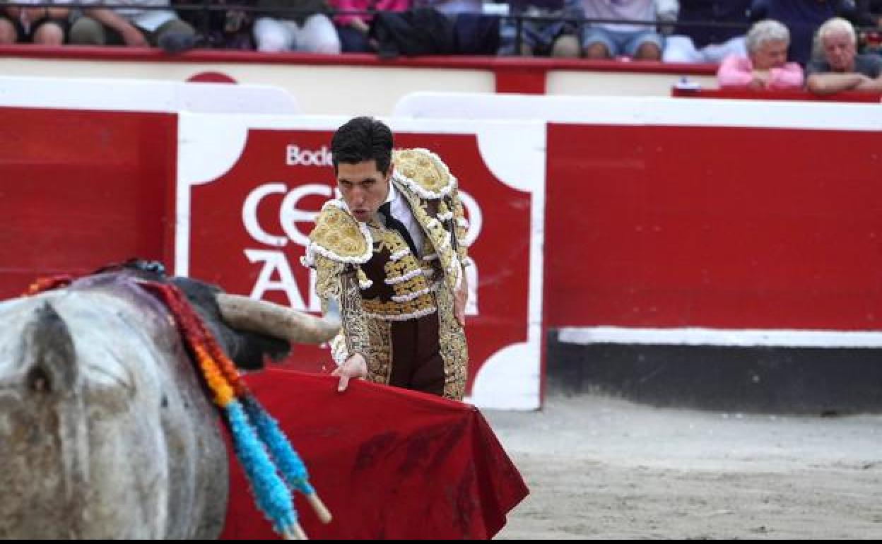 Cite de frente de Álvaro Lorenzo a 'Bárbaro', de la ganadería Ana Romero, en Azpeitia.