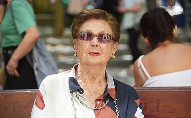 Carmen y sus hijas no se pierden los fuegos.