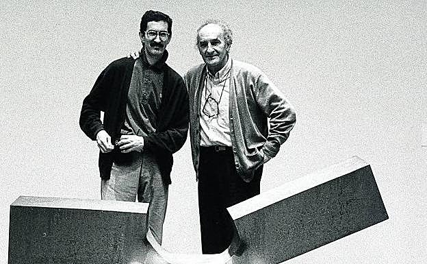 Jesús Uriarte, con el escultor, delante de 'Estela a Rafael Elosegui' en el Martin Gropius Bau de Berlin, en 1991.