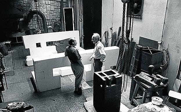 El arquitecto Joaquín Montero charla con el artista en su taller. 