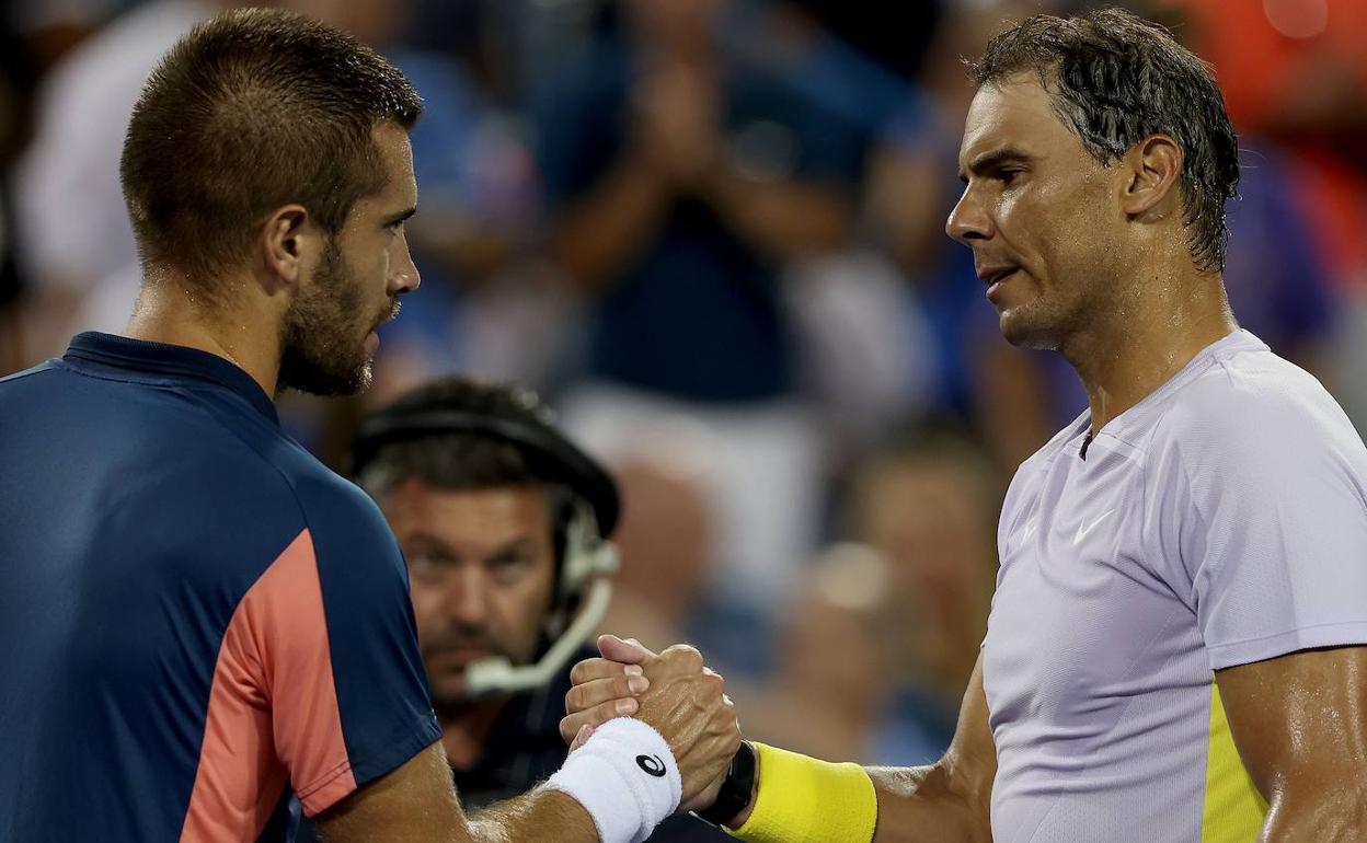 Rafa Nadal saluda en la red a su verdugo la pasada noche, el croata Borna Coric.