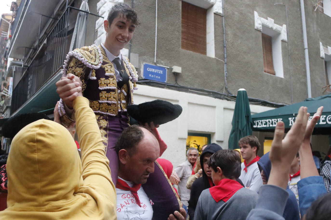 Fotos: Cuatro toros y dos torerillos contra las nubes en Deba