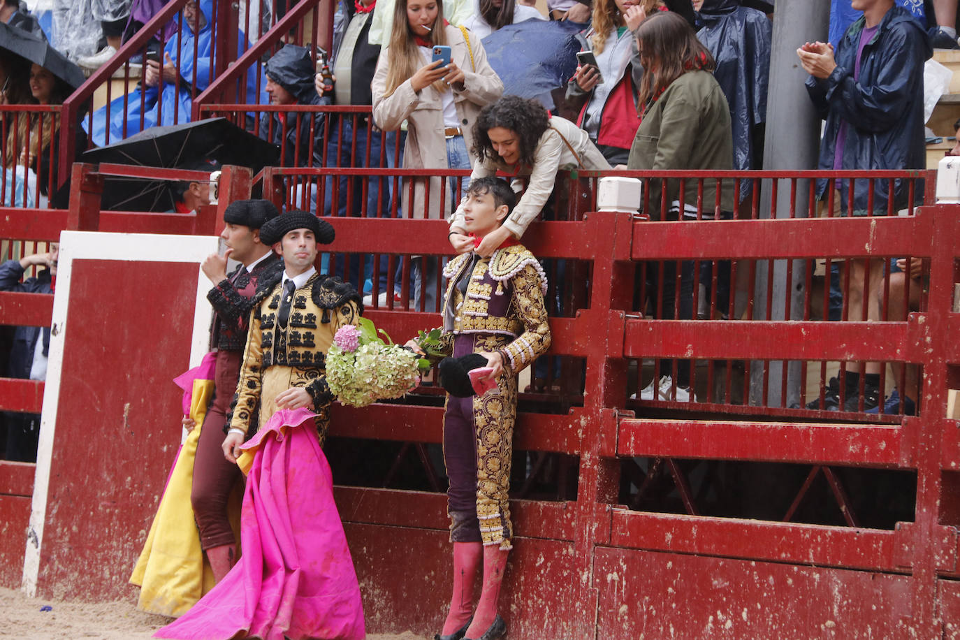 Fotos: Cuatro toros y dos torerillos contra las nubes en Deba