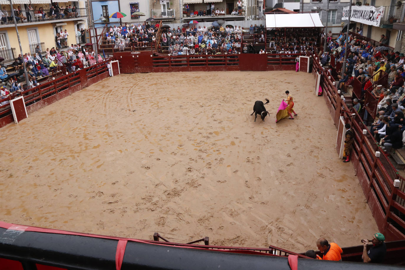Fotos: Cuatro toros y dos torerillos contra las nubes en Deba