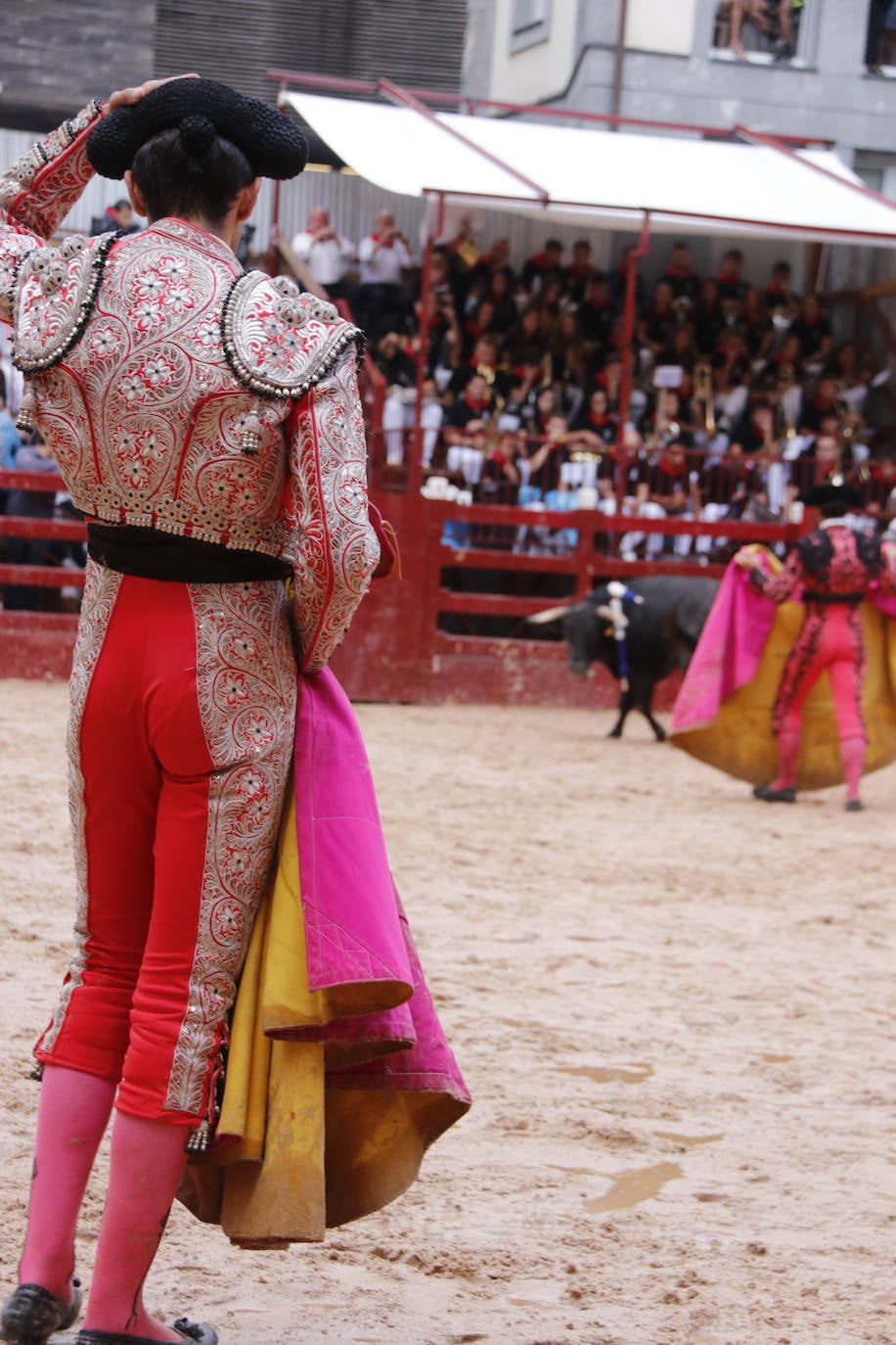 Fotos: Cuatro toros y dos torerillos contra las nubes en Deba