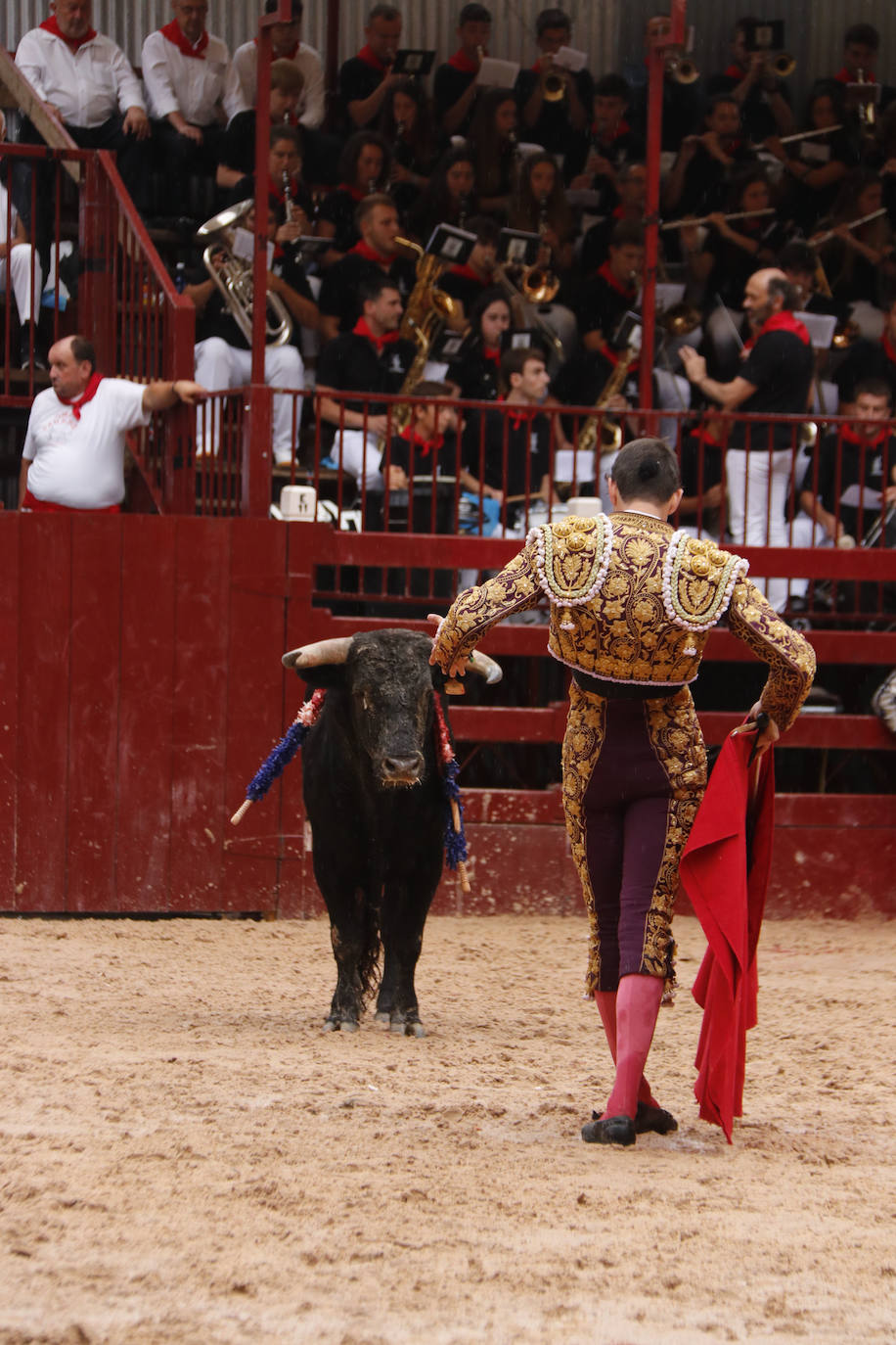 Fotos: Cuatro toros y dos torerillos contra las nubes en Deba