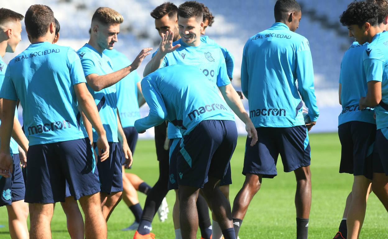 Los jugadores de la Real Sociedad durante un entrenamiento de este viernes en Zubieta. 