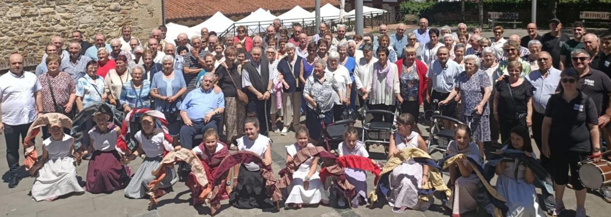 Zegamako jubilatuene gunean Tobera musika eskolako kideak bertako nagusientzat dantza egin zuten.