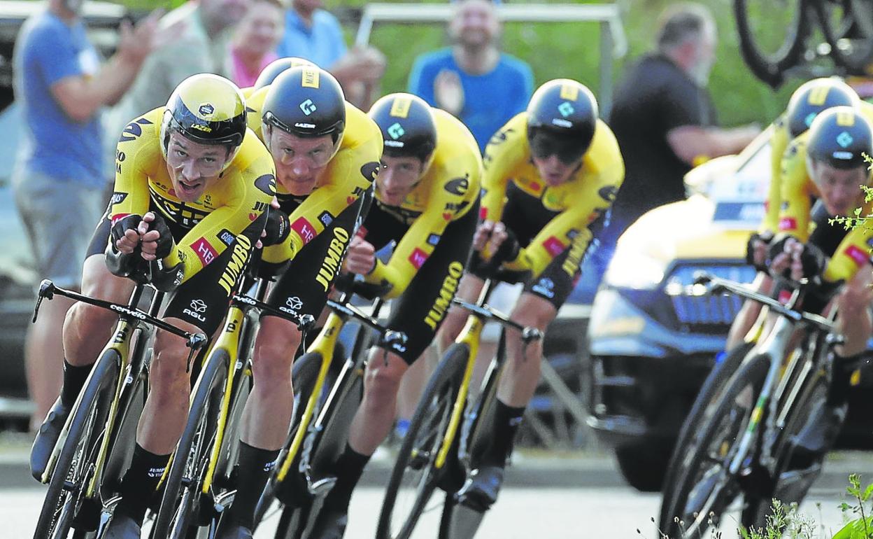 Primoz Roglic conduce al Jumbo en la contrarreloj por equipos que abrió la Vuelta, este viernes en Utrecht. 