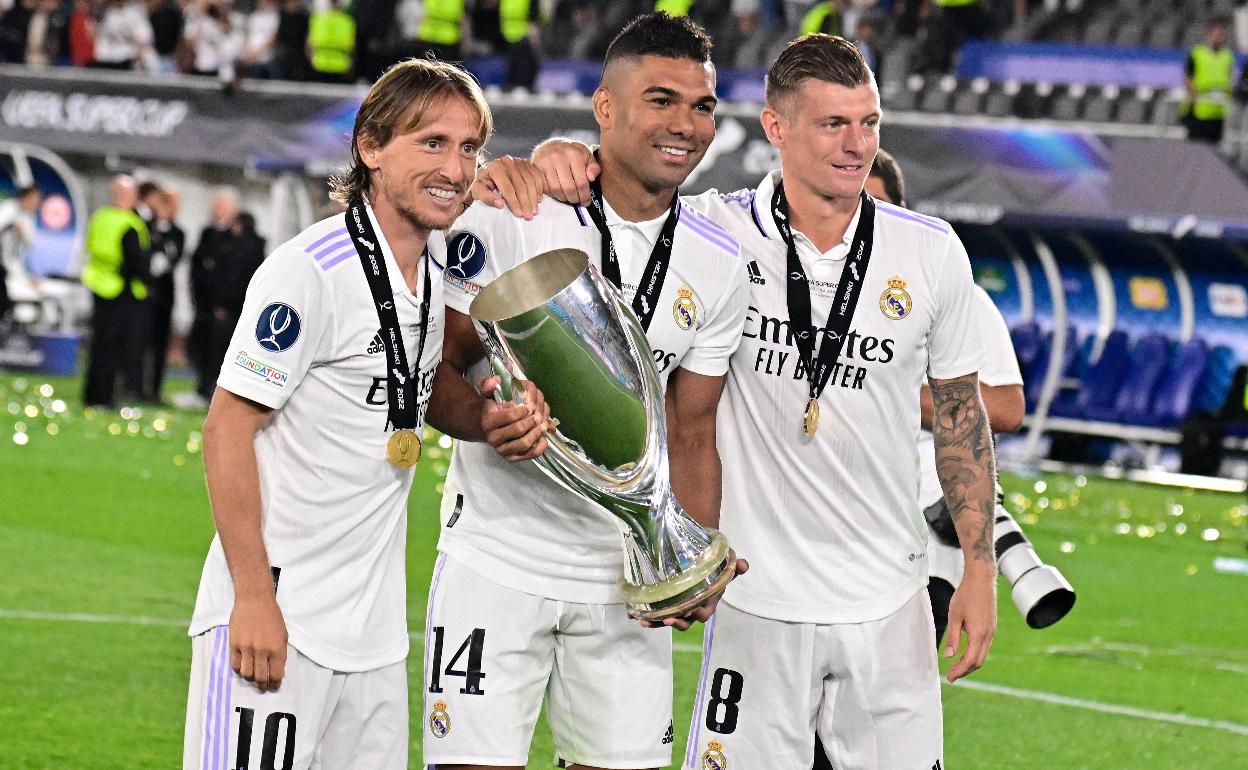 Casemiro, junto a Modric y Kroos en un centro del campo que ya es historia.