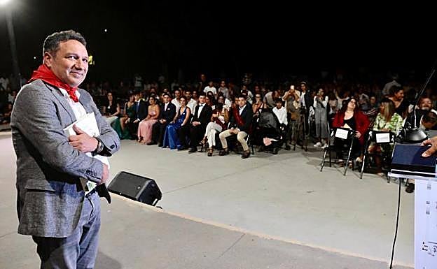 Eusebio Sacristán reaparece en público como pregonero en las fiestas de un pueblo de Valladolid 