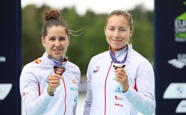 Begoña Lazcano junto a Laia Pelachs con su bronce.