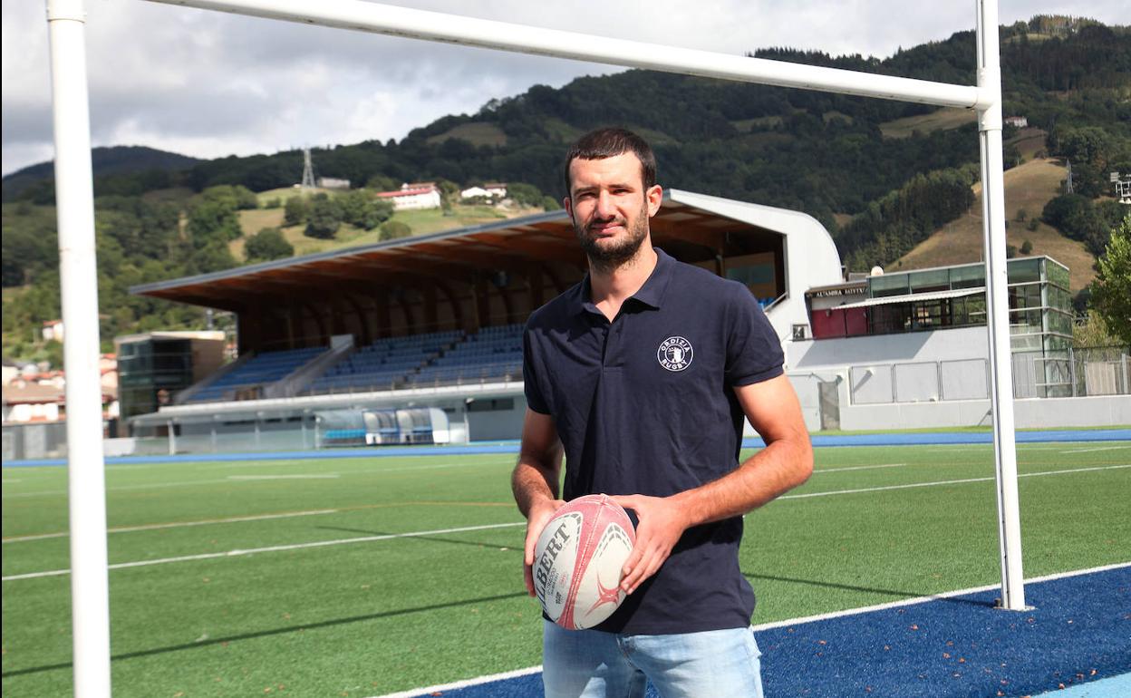 El nuevo líder del Ampo Ordizia, Ion Barandiaran, posa en el campo de Altamira con un balón oval. 