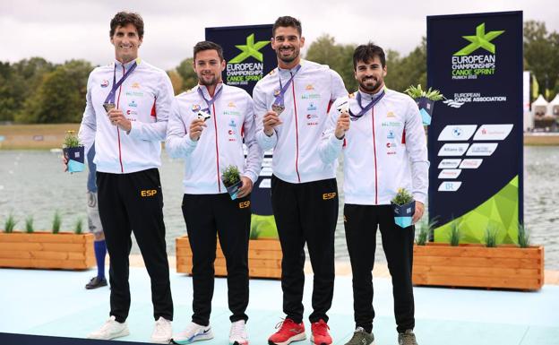 Iñigo Peña con sus compañeros del K4-1.000 con los que ha logrado la medalla de plata.