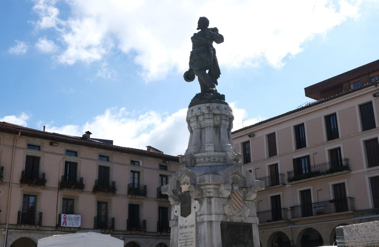 Estatua de Miguel López de Legazpi ubicada en la plaza de Euskadi, actualmente en obras, desde 1897. 