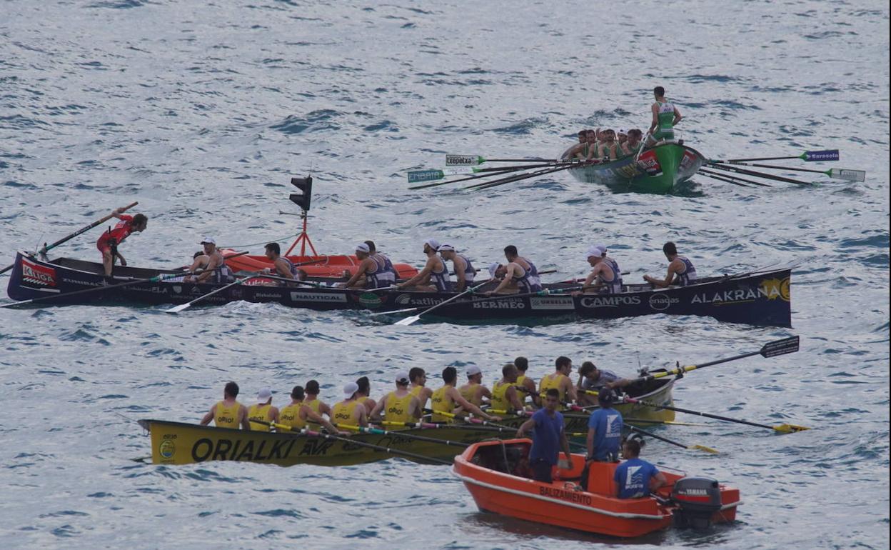 Las embarcaciones esperan a la colocación de la baliza tras su rotura en la segunda tanda. 