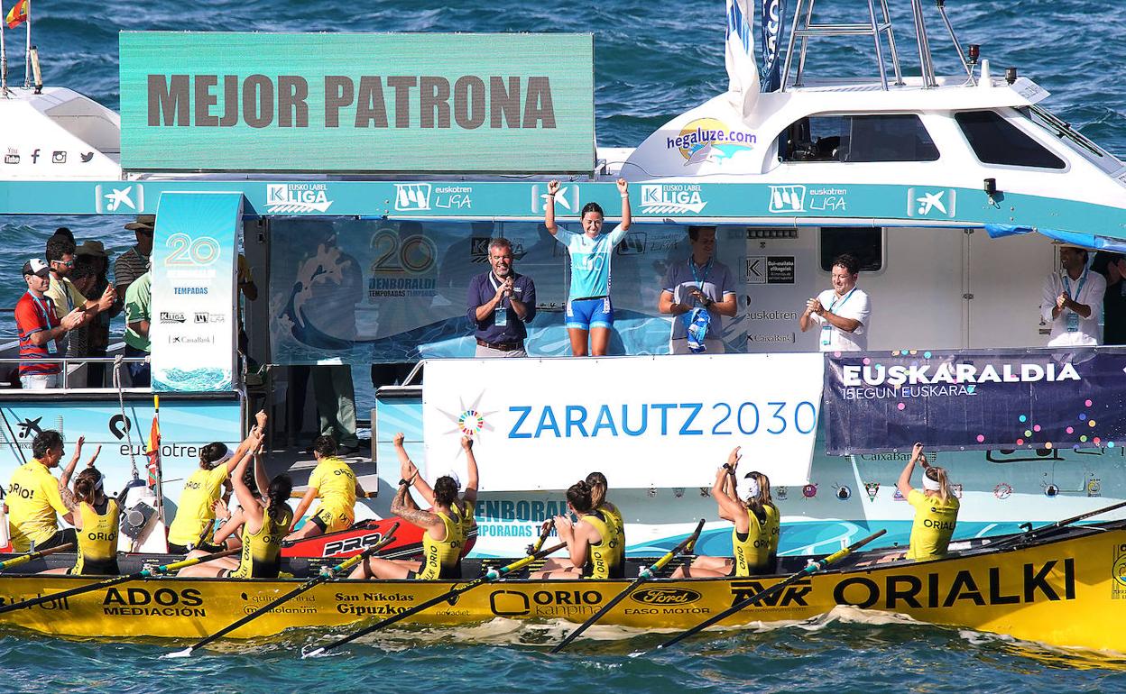 Nadeth Agirre, mejor patrona de la presente edición de la Liga Euskotren, celebra la victoria..