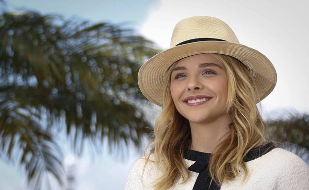 Chloë Moretz con un Panamá.