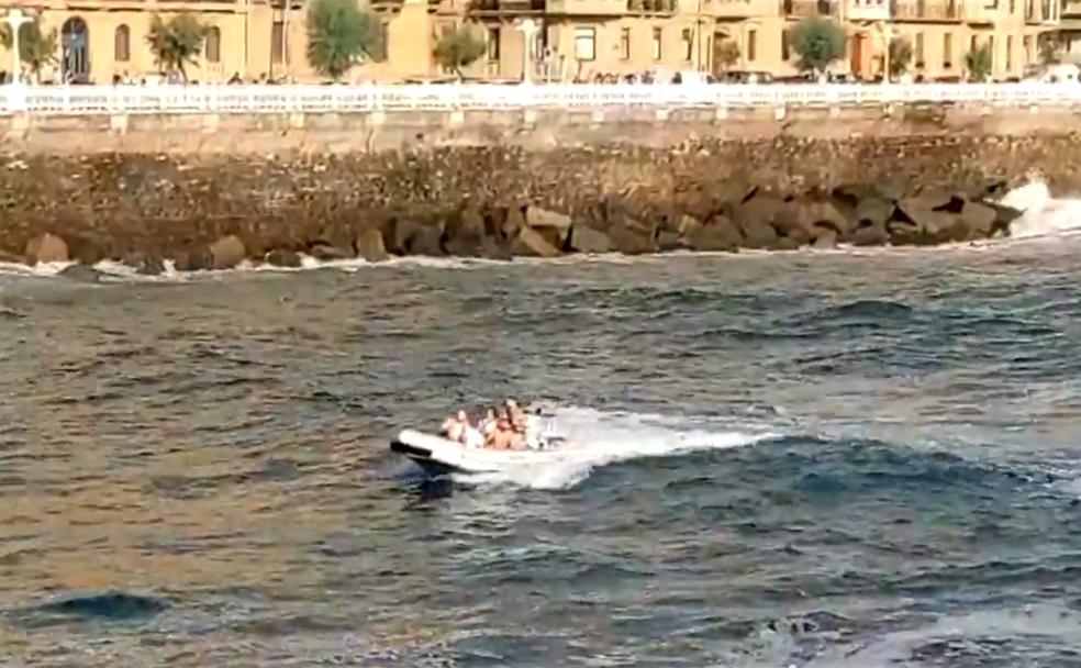 Un momento del rescate con la zodiac. 