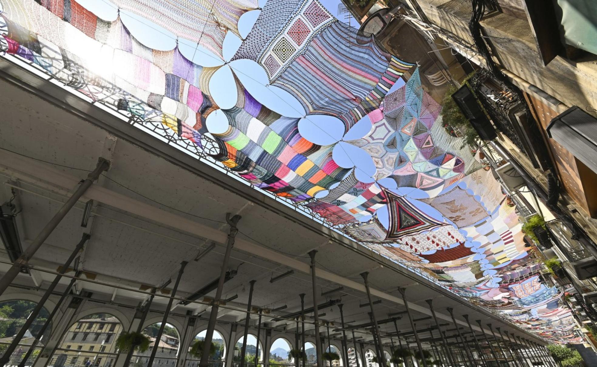 A mano y reciclado.La calle Solana cuenta por segunda vez con un gran toldo tejido apunto y ganchillo. 