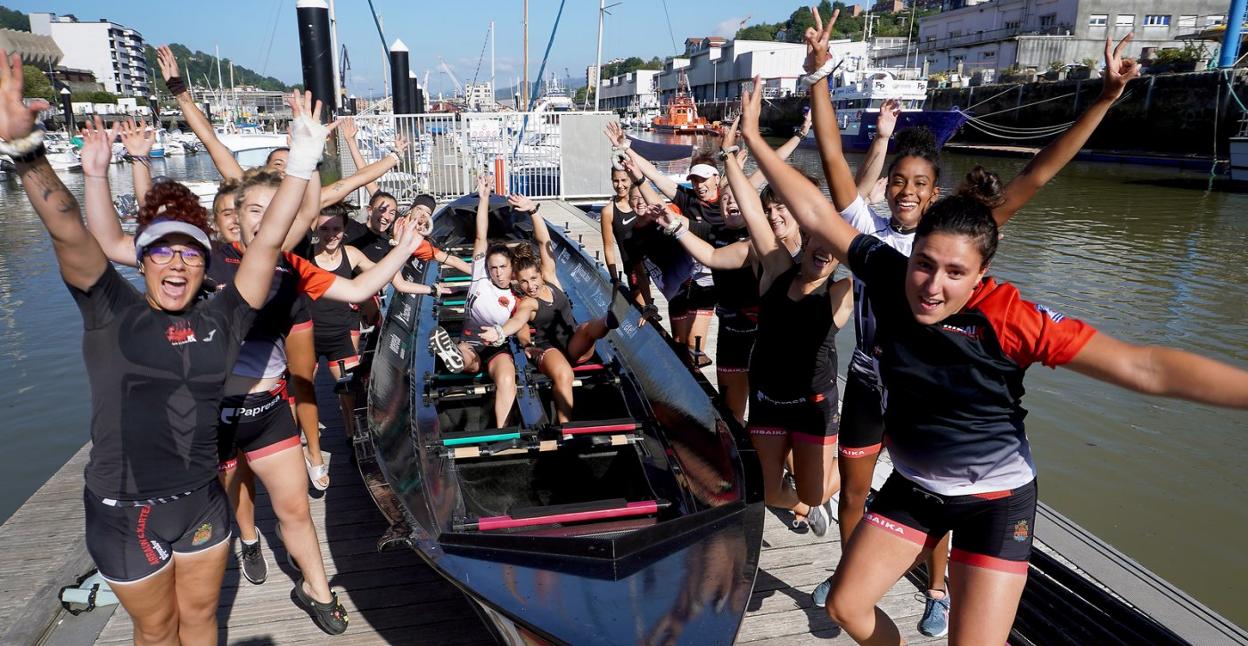 La trainera de Hibaika Jamones Ancín junto a la remeras que han conseguido el ascenso a la liga Euskotren. 