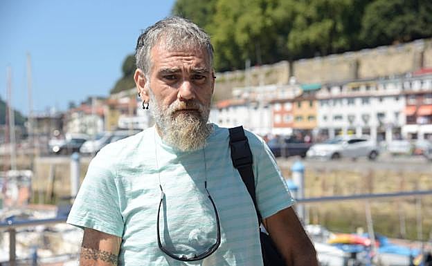 Imanol contempla, por su trabajo, los fuegos desde la bahía. 