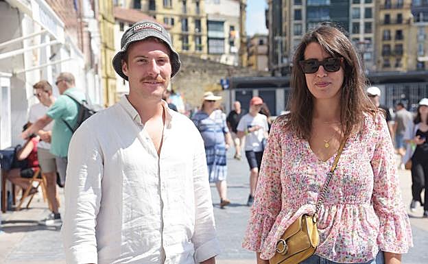 La pareja italiana aplaude los fuegos artificiales valencianos. 