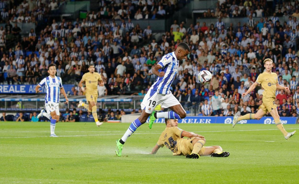 Isak se dispone a picar el balón mientras Eric García intenta taponar su disparo. 
