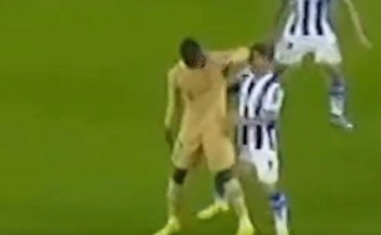 Fotograma del codazo de Ousmane Dembélé a Aihen Muñoz.