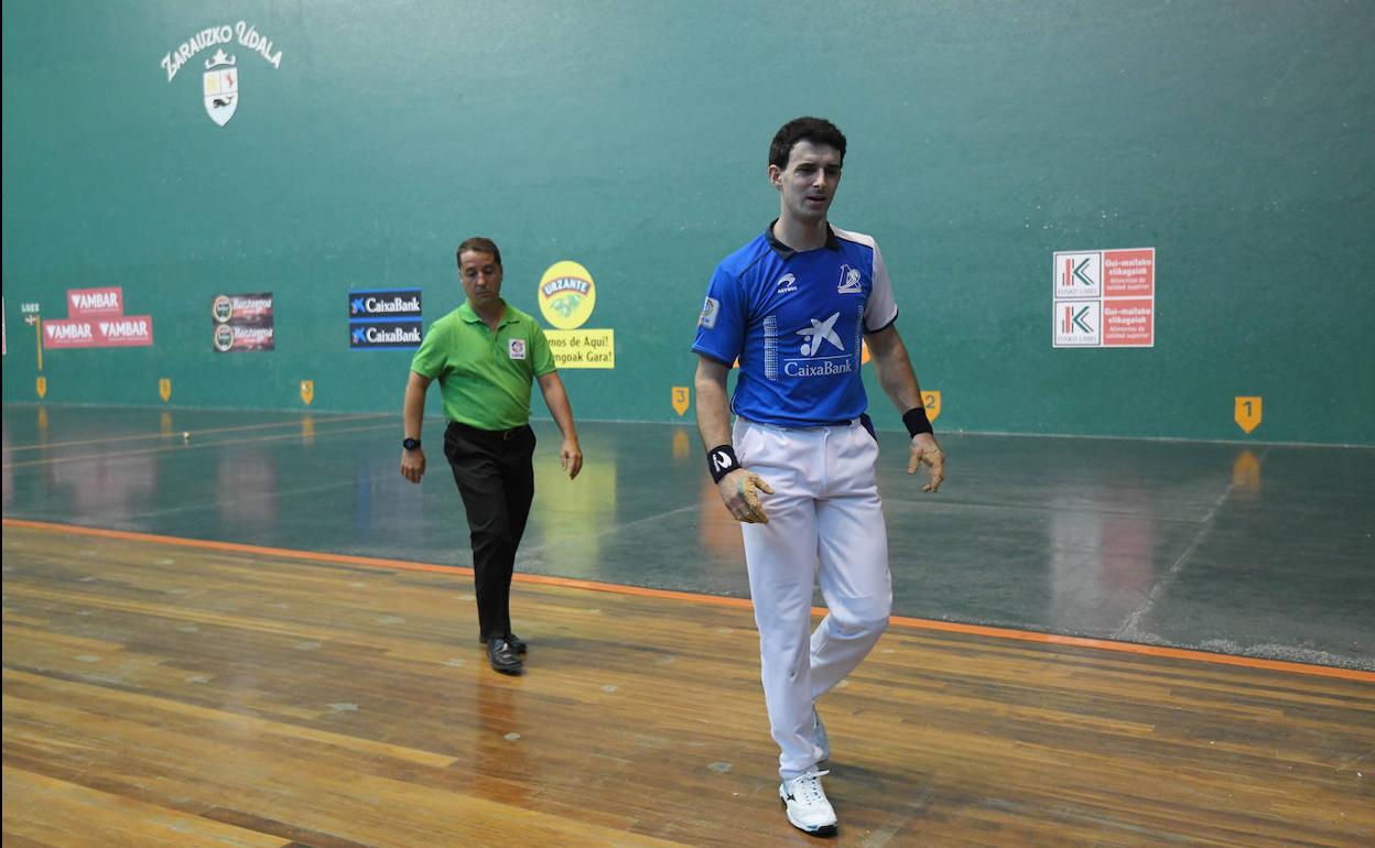 Altuna III se retira en Zarautz con gesto contrariado. 