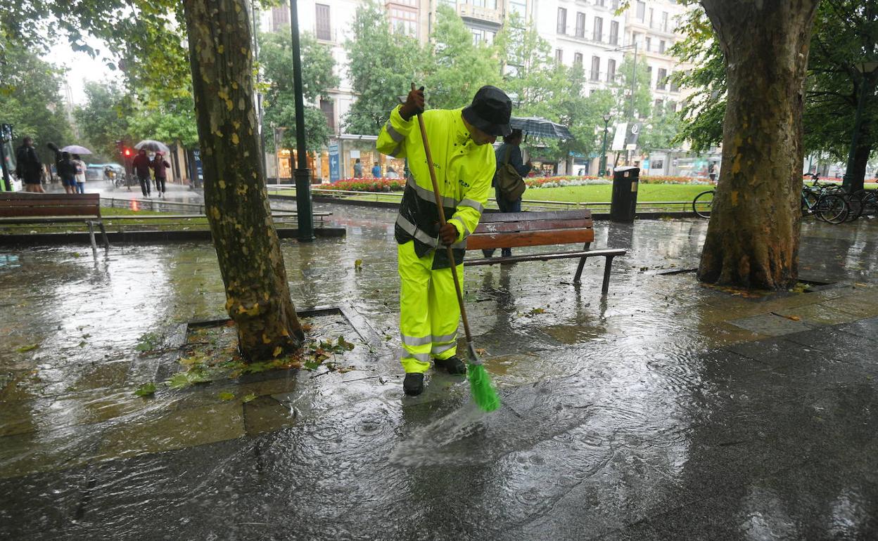 Un operario de limpieza de Donostia en plena faena la pasada semana.