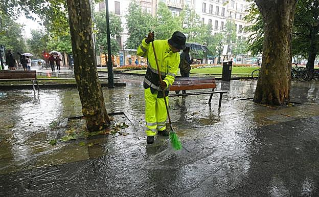 El otro balance de Semana Grande: 140 toneladas de basura y muchos «orines y vomitonas»