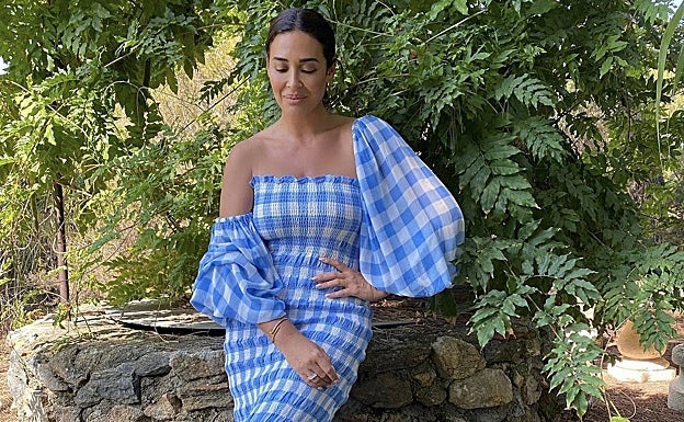 La modista con un vestido 'vichy' de color azul y blanco. 