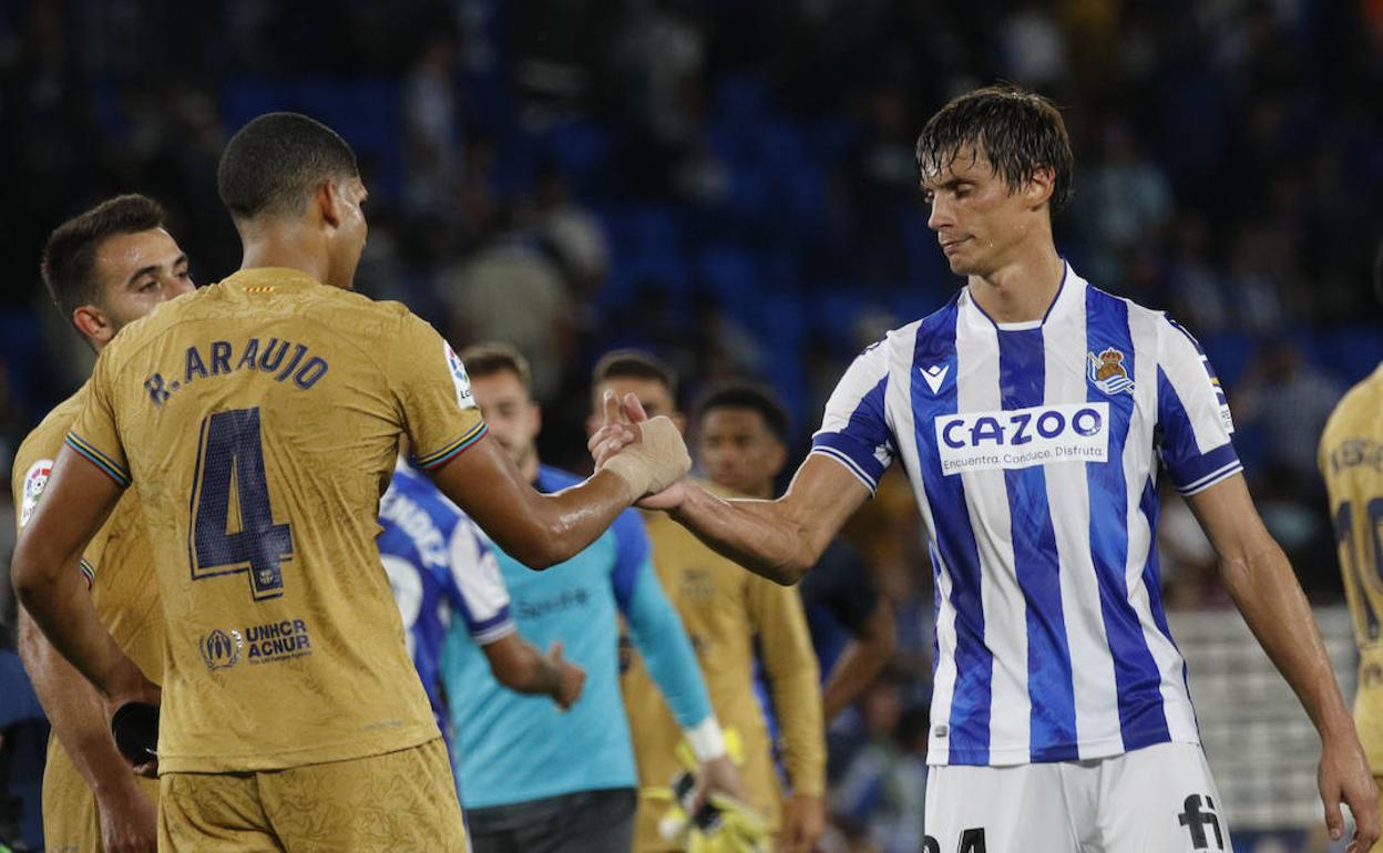 Le Normand felicita deportivamente a Araujo a la conclusión del partido en el Reale Arena. 
