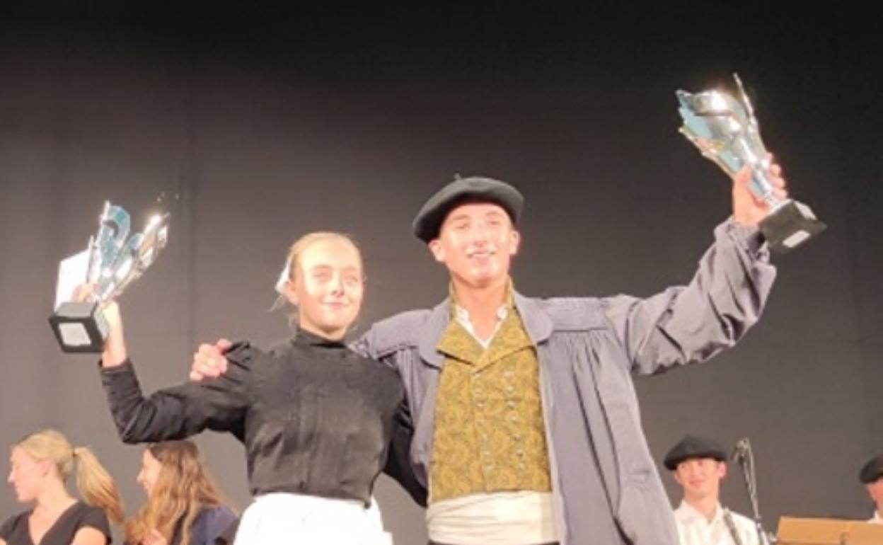 Txapelketan parte hartu zuten dantzariak eta irabazleak euren sariekin. 