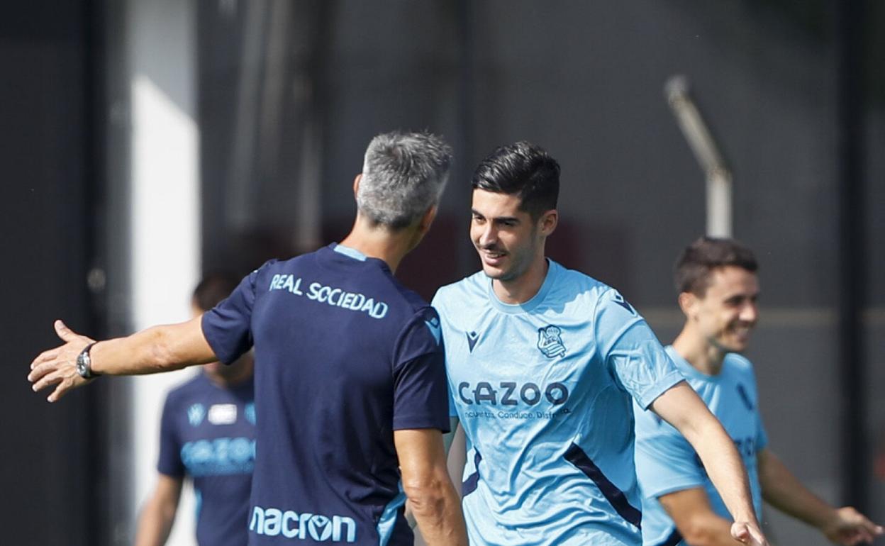 Carlos Fernández e Imanol se dan la mano en Zubieta. 