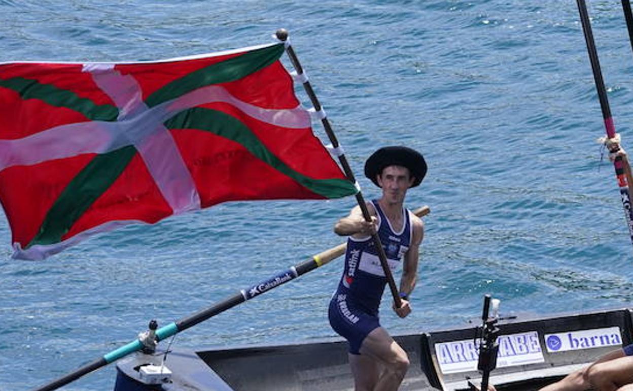 Gorka Aranberri ondea la ikurriña lograda el domingo en Zarautz cinco años después. 