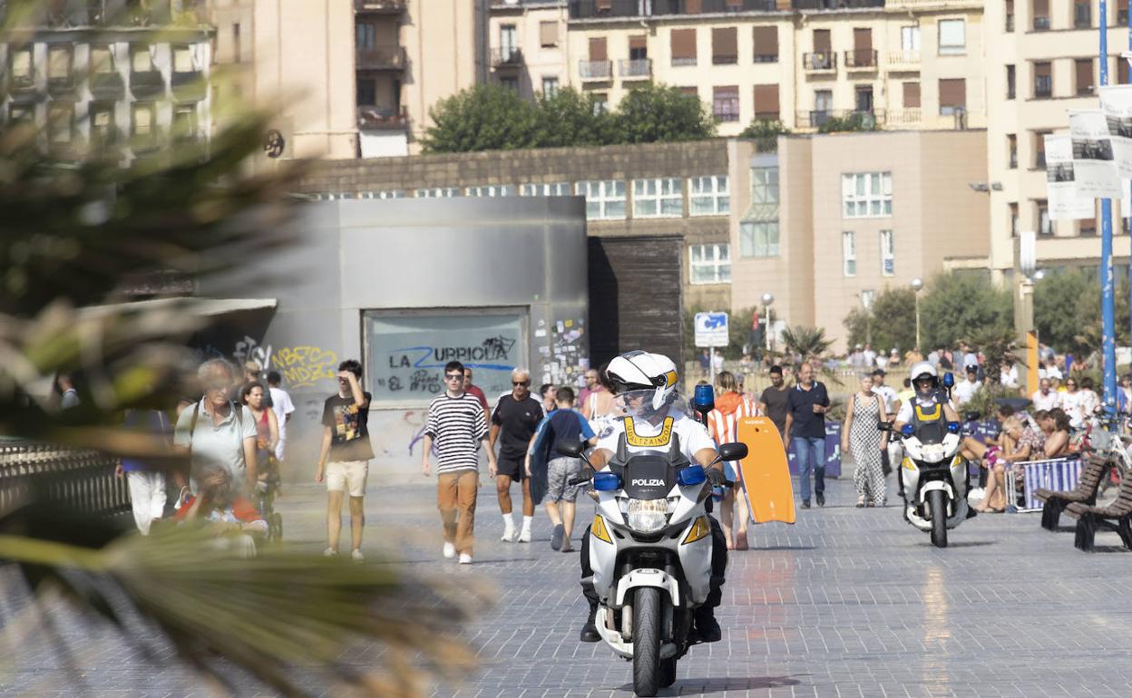 Guardias municipales en moto de patrulla por la Zurriola. 