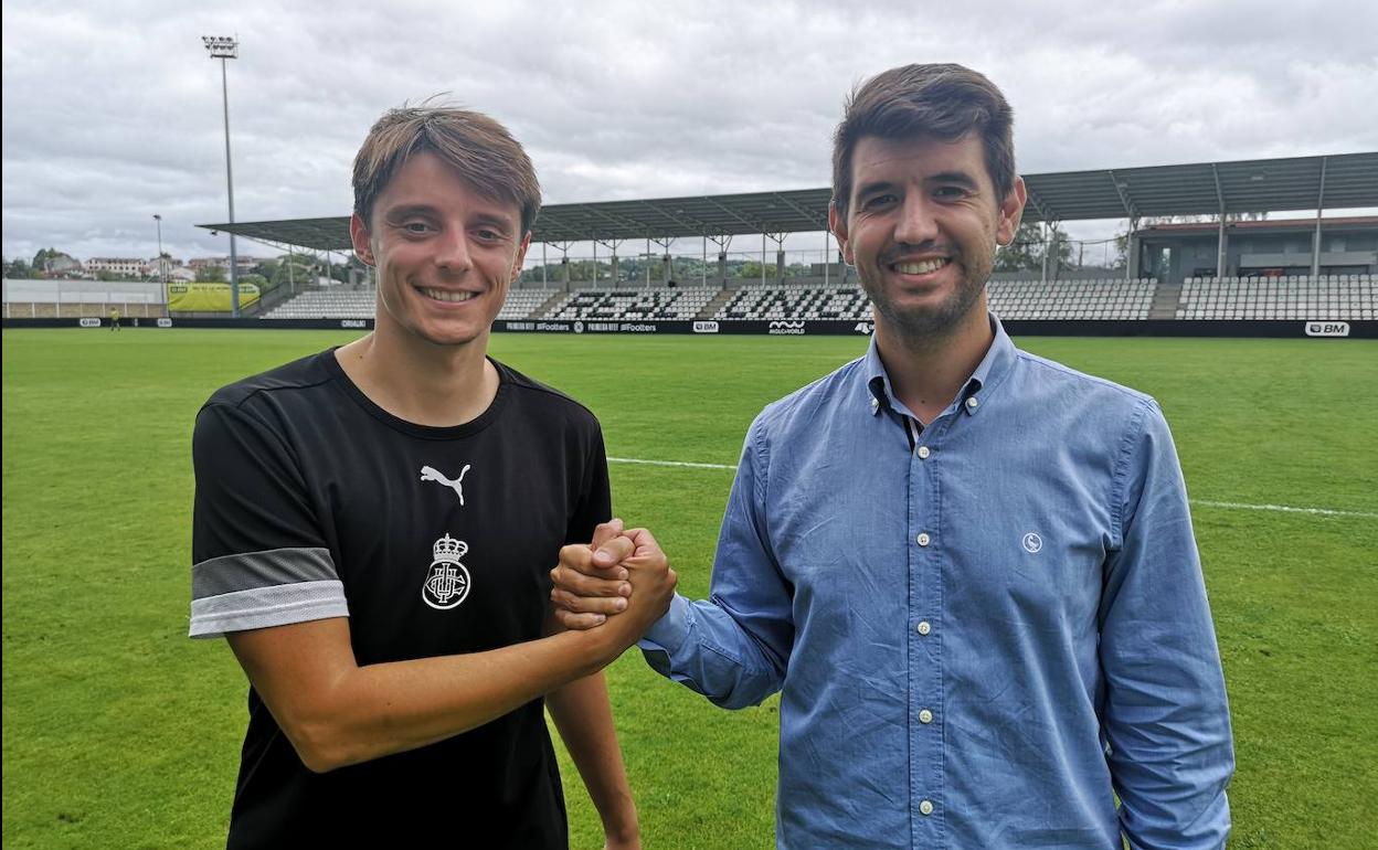 Julián Luque y el director deportivo Mikel Bengoa, esta mañana en el Stadium Gal.