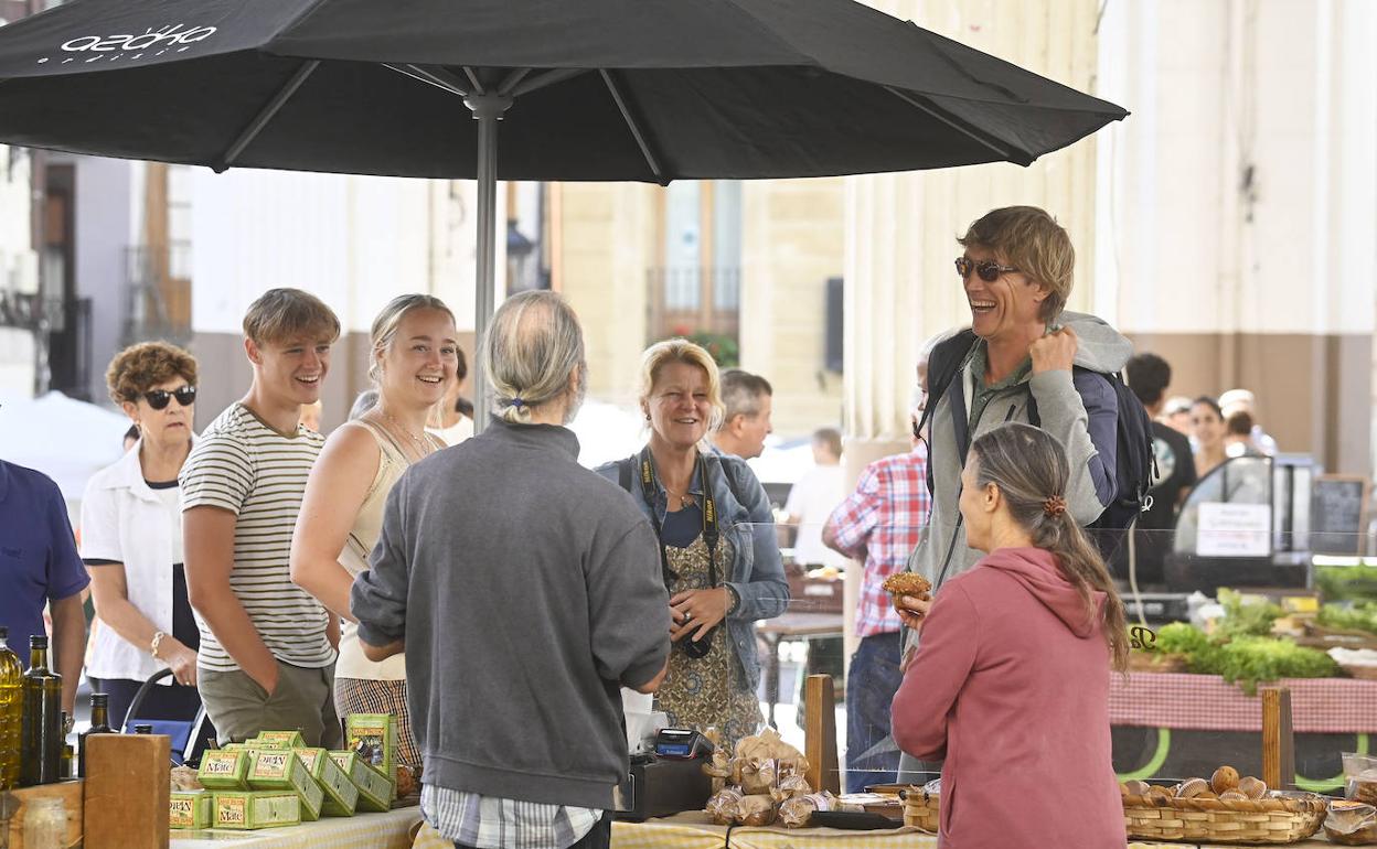 Un grupo de turistas visita el Mercado de Ordizia.